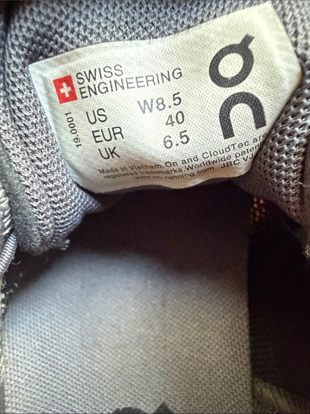 On Running Cloud Women's in Black and White - size 8.5